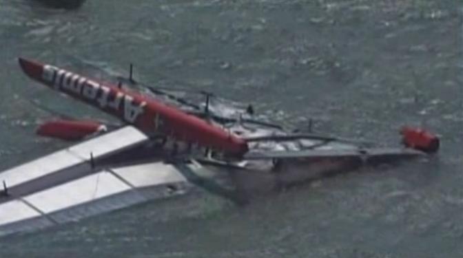 Visuale aerea dell'imbarcazione capovolta: a bordo c'erano 11 membri di equipaggio. Reuters